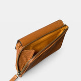 Piccola borsa da donna in pelle color cognac.