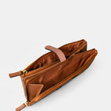 Grande portafoglio da donna in pelle color cognac.