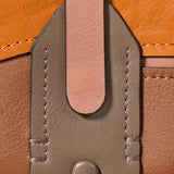 Grande portafoglio da donna in pelle color cognac.