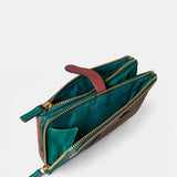 Portafoglio medio da donna in pelle verde.