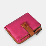 Piccola borsa da donna in pelle fucsia.