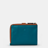 Piccola pochette da donna in pelle blu.