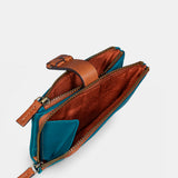 Piccola pochette da donna in pelle blu.