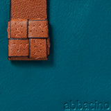 Piccola pochette da donna in pelle blu.