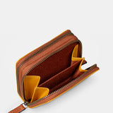 Piccola borsa da donna in pelle gialla.