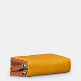 Piccola borsa da donna in pelle gialla.