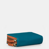 Piccola borsa da donna in pelle blu.
