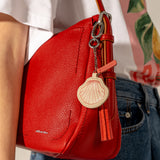 Llavero charm concha en piel roja