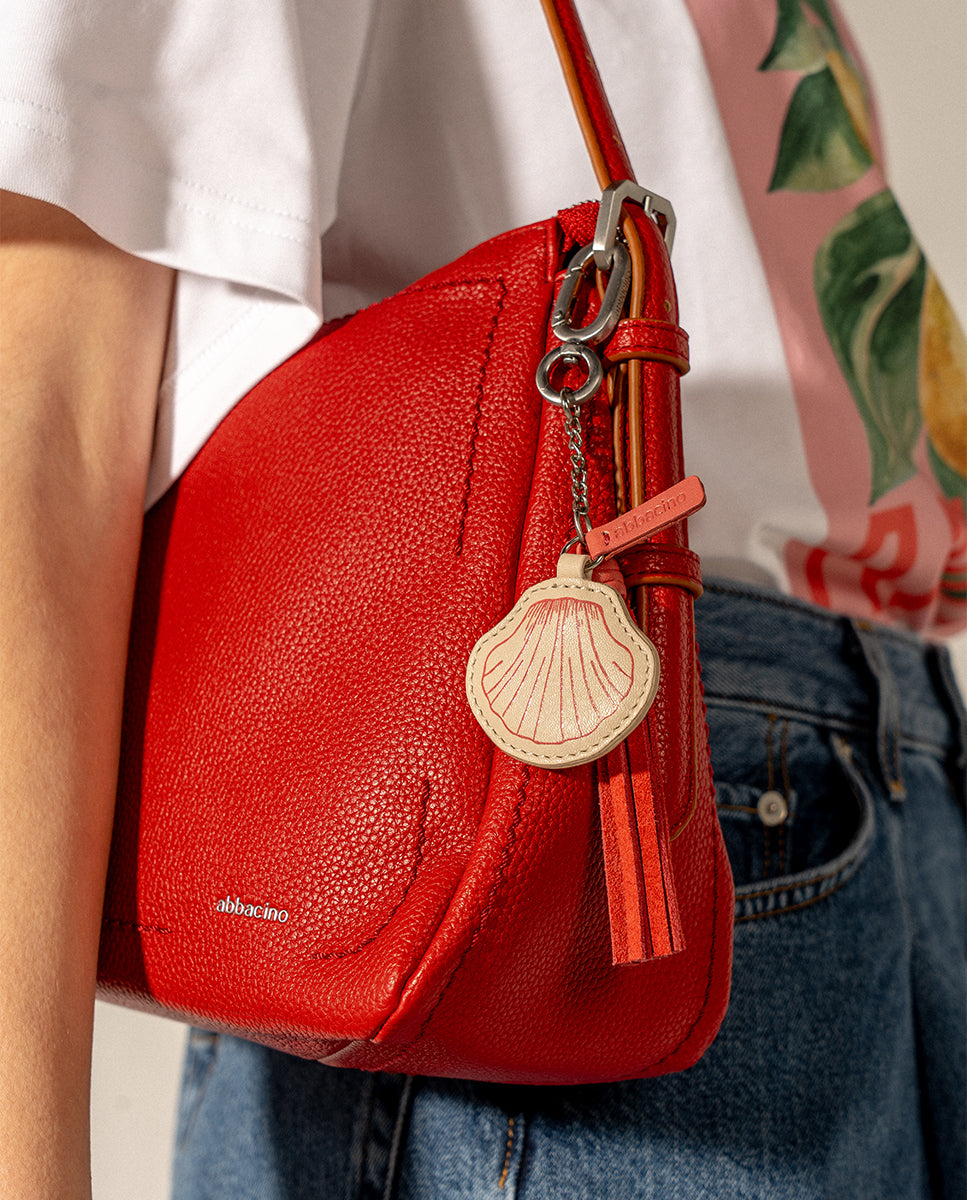 Llavero charm concha en piel roja en Abbacino