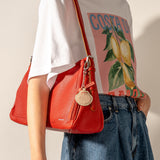 Llavero charm concha en piel roja