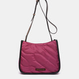 Umhängetasche aus recycelten und gepolsterten Materialien in Fuchsia.