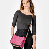 Umhängetasche aus recycelten und gepolsterten Materialien in Fuchsia.