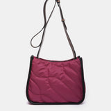 Umhängetasche aus recycelten und gepolsterten Materialien in Fuchsia.