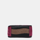 Umhängetasche aus recycelten und gepolsterten Materialien in Fuchsia.