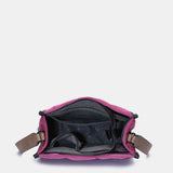 Umhängetasche aus recycelten und gepolsterten Materialien in Fuchsia.