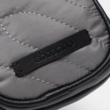 Bolso para el móvil en materiales reciclados y acolchados gris