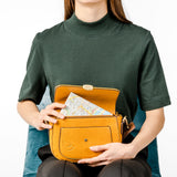 Borsa a tracolla in materiali riciclati color ambra