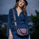 Borsa a tracolla viola a mezzaluna realizzata con materiali riciclati