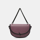 Borsa a tracolla viola a mezzaluna realizzata con materiali riciclati