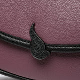 Borsa a tracolla viola a mezzaluna realizzata con materiali riciclati