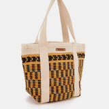 Korbtasche mit schwarzen Details