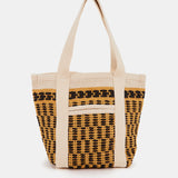 Korbtasche mit schwarzen Details