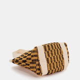 Korbtasche mit schwarzen Details