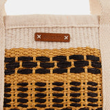 Korbtasche mit schwarzen Details