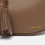 Bandolera con borla en materiales reciclados taupe