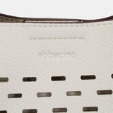 Handtasche aus recyceltem Material in Weiß mit Durchbrüchen.