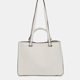 Handtasche aus recyceltem Material in Weiß mit Durchbrüchen.