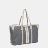 Shopper-Tasche aus grauem Recyclingmaterial.