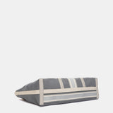 Shopper-Tasche aus grauem Recyclingmaterial.