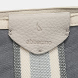 Shopper-Tasche aus grauem Recyclingmaterial.
