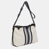 Beige Umhängetasche aus recycelten Materialien.