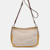 Beige Umhängetasche aus recycelten Materialien.