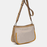 Beige Umhängetasche aus recycelten Materialien.