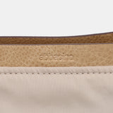 Beige Umhängetasche aus recycelten Materialien.