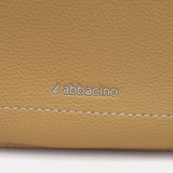 Borsa a tracolla color cammello realizzata con materiali riciclati