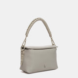 Graue Schultertasche aus recycelten Materialien.