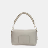 Graue Schultertasche aus recycelten Materialien.