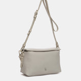 Graue Schultertasche aus recycelten Materialien.