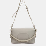 Graue Schultertasche aus recycelten Materialien.