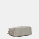 Graue Schultertasche aus recycelten Materialien.