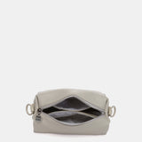 Graue Schultertasche aus recycelten Materialien.