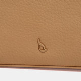 Borsa a tracolla color cammello realizzata con materiali riciclati