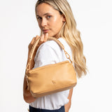 Borsa a tracolla color cammello realizzata con materiali riciclati
