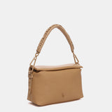 Borsa a tracolla color cammello realizzata con materiali riciclati