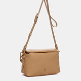 Borsa a tracolla color cammello realizzata con materiali riciclati