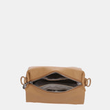 Borsa a tracolla color cammello realizzata con materiali riciclati